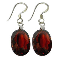 Cargar imagen en el visor de la galería, Silberohrringe Ohrhänger aus 925er Sterlingsilber mit oval facettiertem Zirkonia in tiefem Rot verleihen jedem Outfit eine elegante, zeitlose Note.
