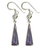 Cargar imagen en el visor de la galería, The Zirkonia Stein Dreieck facettiert Glitzer Ohrringe aus 925 Sterling Silber sind lange Ohrringe mit rundem klarem Zirkonia oben und einem facettierten, dreieckigen, violetten Stein als Anhänger.
