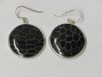 Load image into Gallery viewer, Silberohrringe mit schwarz gefärbte Koralle
