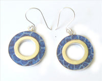 Cargar imagen en el visor de la galería, Silberohrringe Koralle gefärbt blau Blumenstruktur 925er Sterling Silber eingefasst rund O-Form
