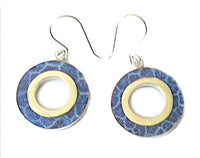 Cargar imagen en el visor de la galería, Silberohrringe Koralle gefärbt blau Blumenstruktur 925er Sterling Silber eingefasst rund O-Form
