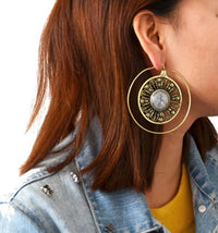 Load image into Gallery viewer, Piercing Ohrgewicht Brass Stein weiß Winkekatze Spirale
