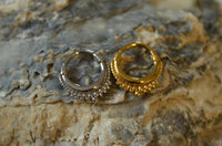 Load image into Gallery viewer, Klapp Segmentring Piercing Vintage Edelstahl Gold PVD
