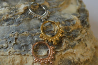 Load image into Gallery viewer, Segmentring Piercing Kugelspitze Edelstahl Gold PVD
