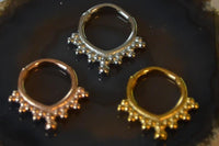 Load image into Gallery viewer, Segmentring Piercing Kugelspitze Edelstahl Gold PVD
