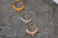 Load image into Gallery viewer, Segmentring Piercing Kugelspitze Edelstahl Gold PVD
