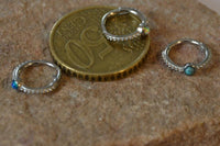 Load image into Gallery viewer, Klapp Segmentring Piercing Edelstahl unten Steine Punkte
