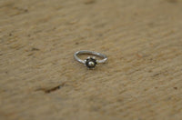 Load image into Gallery viewer, Piercing Ring Blume 925 Silber Labret Tragus 1.2mm
