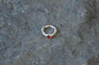 Load image into Gallery viewer, Piercing Ring 925 Silber Labret Tragus 1.2mm Garnet rot
