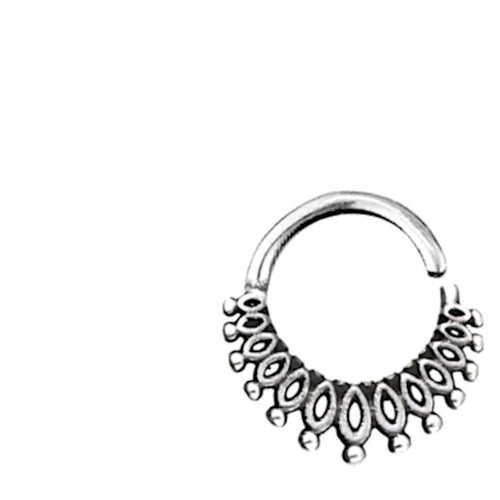 The Piercing Ring 925 Silber Labret Tragus Septum Mandel features an elegant silver design with a row of oval Mandel Punkte, bordered by small round beads forming a semi-circle along the bottom edge.