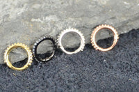 Cargar imagen en el visor de la galería, Clicker Piercing rhodiniert Glitzer Kristalle außen
