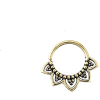 Load image into Gallery viewer, Septum Piercing Messing 1.2mm Punkte Blume Ohrringe
