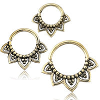 Load image into Gallery viewer, Septum Piercing Messing 1.2mm Punkte Blume Ohrringe
