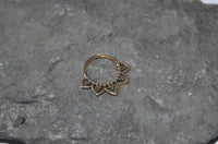 Load image into Gallery viewer, Septum Piercing Messing 1.2mm Punkte Blume Ohrringe
