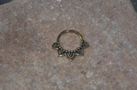 Load image into Gallery viewer, Septum Piercing Messing 1.2mm Punkte Blume Ohrringe
