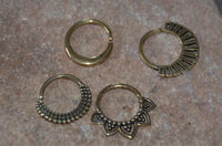 Load image into Gallery viewer, Septum Piercing Messing 1.2mm Sichel Ohrringe
