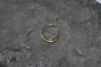 Load image into Gallery viewer, Septum Piercing Messing 1.2mm Sichel Ohrringe
