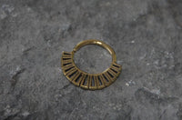 Load image into Gallery viewer, Septum Piercing Messing 1.2mm Segmente Ohrringe
