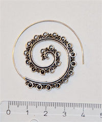 Load image into Gallery viewer, Messingohrringe versilbert Spiralen Tropfen-Formen Punkte Ornament 925 sterling Silber

