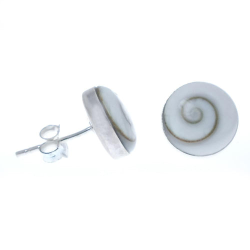 A pair of Ohstecker Shiva Auge rund 925 Silber in 6mm, 10mm, or 12mm sizes, featuring a white shell design with a natural brown spiral and set on sterling silver posts with butterfly backs, displayed on a white background.