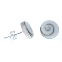 Load image into Gallery viewer, A pair of Ohstecker Shiva Auge rund 925 Silber in 6mm, 10mm, or 12mm sizes, featuring a white shell design with a natural brown spiral and set on sterling silver posts with butterfly backs, displayed on a white background.

