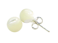 Load image into Gallery viewer, A pair of milky transparent Perlmuttohrstecker Kugel made from white Perlmutt Muschel with 925er Sterling Silber posts and butterfly backings, displayed on a white background.
