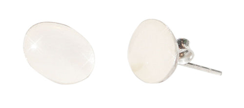 A pair of oval, flat white Perlmutt Ohrstecker earrings set in 925er Sterling Silber, featuring silberohrstecker and butterfly backs, shown on a white background.