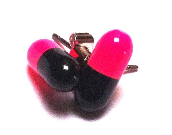 Ohrstecker Pille Tablette schwarz pink Edelstahl Unisex Schmuck Ohrringe