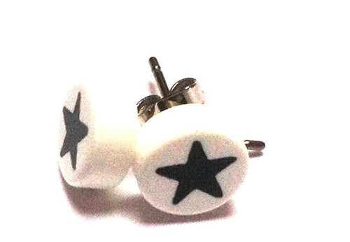 A pair of unisex Ohrstecker Stern schwarz weiß aus Edelstahl with black star centers, displayed on a white background. These modern Schmuck Ohrringe enhance any style.