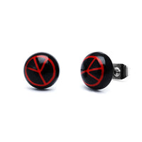 Load image into Gallery viewer, The Ohrstecker Halbkugel Peace 8 mm Acryl Unisex Ohrringe aus nickelfreiem Edelstahl in Schwarz-Rot zeigen das Peace-Zeichen. Einer der zweifarbigen Ohrringe ist von vorne, der andere seitlich mit sichtbarem Stecker zu sehen.
