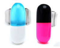 Load image into Gallery viewer, Two silver rings with bold capsule-shaped designs in blue &amp; white or black &amp; pink. Pair perfectly with the zweifarbige Ohrstecker Pille Tablette schmal 8 mm aus Edelstahl Unisex Schmuck Ohrringe for a playful, coordinated style.
