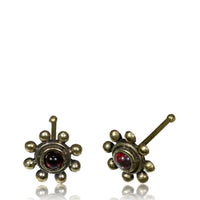 Load image into Gallery viewer, Gerader Granat Nasenstecker Tragus antik golden Punkte Blume Messing 8 mm lang
