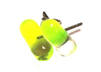 Load image into Gallery viewer, Ohrstecker Pille Tablette gelb transparent Edelstahl Unisex Schmuck Ohrringe
