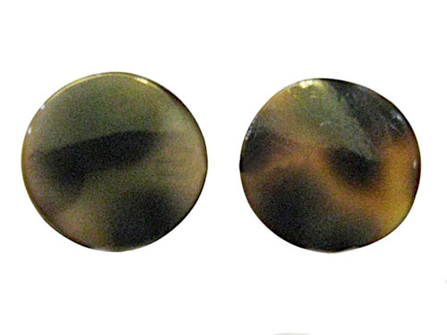 Two round, glossy Muschel 925 Silber Ohrstecker in brown and white are displayed on a white background.