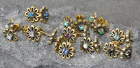 Load image into Gallery viewer, Messing Stein Kristall Ohrstecker gold Blume Zinnie 11mm
