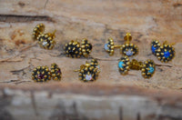 Load image into Gallery viewer, Messing Stein Kristall Ohrstecker gold Kugelblume 10mm
