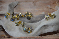 Load image into Gallery viewer, Messing Stein Kristall Ohrstecker gold Blümchen 10mm
