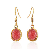 Load image into Gallery viewer, A pair of Brass Ohrringe Ohrhänger Ohrschmuck Damen featuring pink-red Katzenauge gemstones set in twisted, nickelfrei brass frames, shown against a white background.
