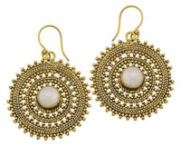 Cargar imagen en el visor de la galería, Ohrringe Mondstein Zopf Kreis Punkte Dreiecke Messing Ohrhänger weiß nickelfrei antik golden Tribal
