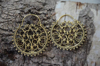 Cargar imagen en el visor de la galería, Brass Ohrringe Tribal Zackenrand rund Pfau Spiralbögen antik golden Messing
