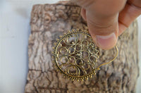 Cargar imagen en el visor de la galería, Brass Ohrringe Tribal Zackenrand rund Pfau Spiralbögen antik golden Messing
