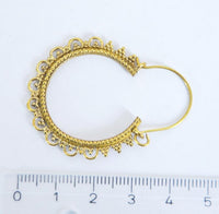 Load image into Gallery viewer, Ohrringe dunkel Punkte Dreiecke Kreise Messing Brass antik golden Tribal nickelfrei Schmuck Piercing
