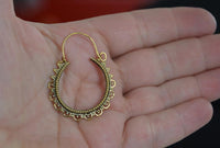 Load image into Gallery viewer, Ohrringe dunkel Punkte Dreiecke Kreise Messing Brass antik golden Tribal nickelfrei Schmuck Piercing
