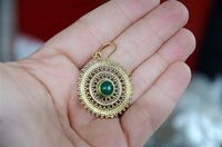 Load image into Gallery viewer, Ohrringe Jade Zopf Kreis Punkte Dreiecke Messing antik golden Ohrhänger nickelfrei Tribal Brass
