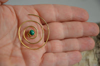 Cargar imagen en el visor de la galería, Spiralen Ohrringe dünn Malachit rund Messing Brass antik golden nickelfrei Piercing Tribal Schmuck
