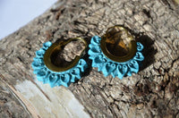 Load image into Gallery viewer, Messing Ohrringe Türkis Stein gold Bogen Herzbögen
