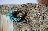 Load image into Gallery viewer, Messing Ohrringe Türkis Stein gold Bogen Herzbögen
