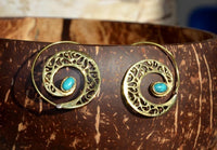 Cargar imagen en el visor de la galería, Spiralen Ohrringe breit gestanzt Türkis oval Messing antik golden nickelfrei Piercing Tribal
