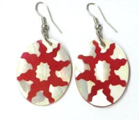 Cargar imagen en el visor de la galería, Perlmuttmuschel-Ohrringe, ovale weiße Perlmuttmuschel-Ohrringe mit rotem Sonnenmuster, handbemalt und mit Bügel aus Edelstahl
