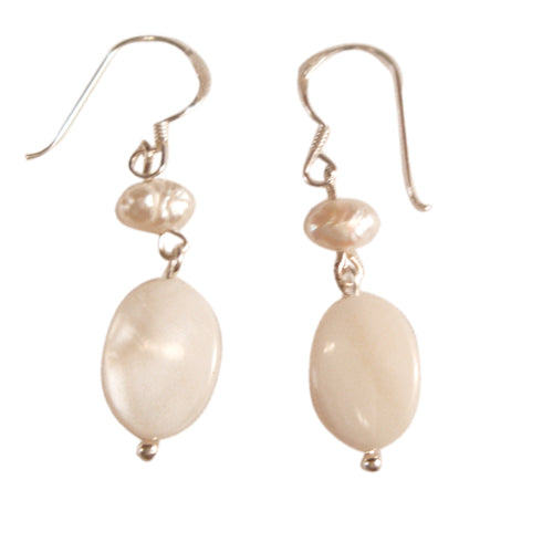 Perlmuttohrringe, Damenohrringe mit weißer Perle und weißem Perlmuttmuschelstück, mit 925er Sterlingsilberbügel